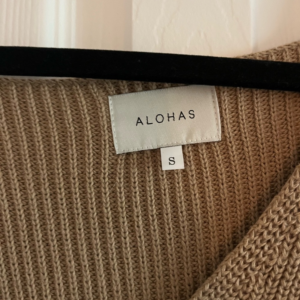 ALOHAS Camel V-Neck Sweater - Picture 3 of 3